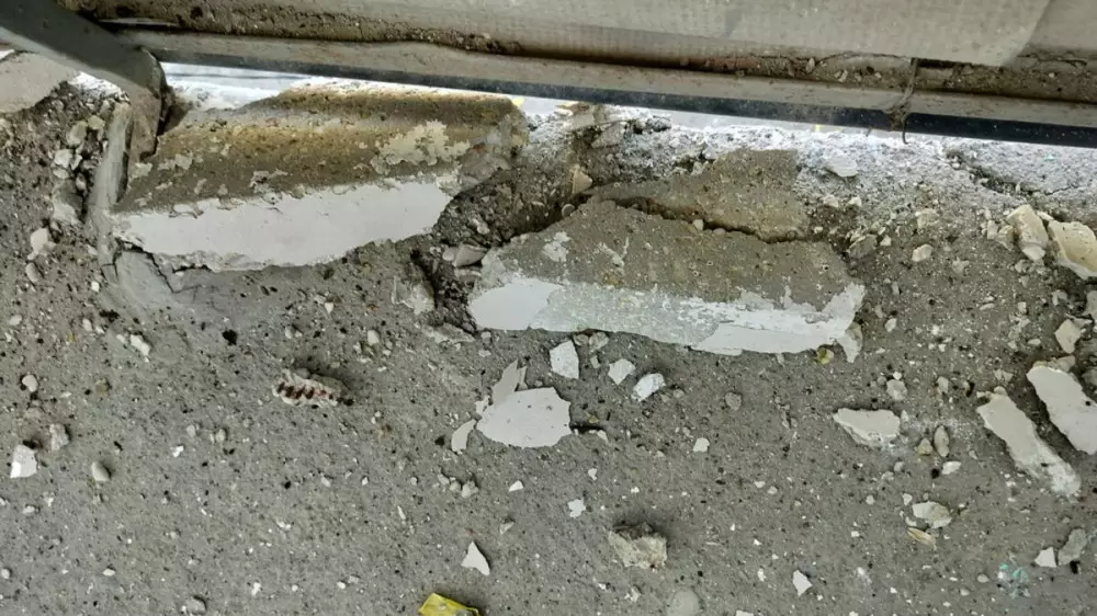 “Мы опасаемся за свою жизнь“: в Актау с фасада дома обрушились куски бетона