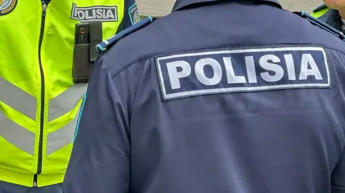 Астанада жүк көлігі көпірден құлап кетті