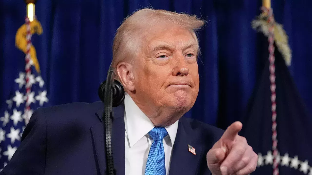 Трамп Украина атынан келіссөз жүргізу үшін Зеленскийдің орнына басқа өкіл қажет екенін айтты