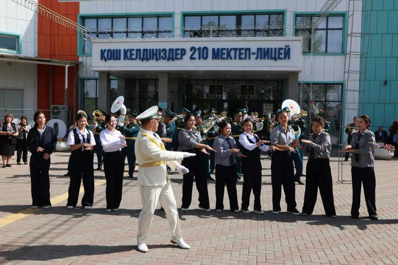 Ұлттық ұлан офицерлері алматылық оқушыларға ерлік сабағын өткізді