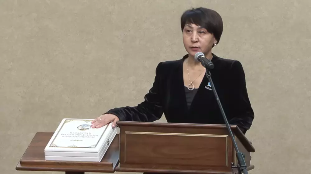 Құрылтайдың жаңа депутаты Гүлнар Тойлыбаева ант берді
