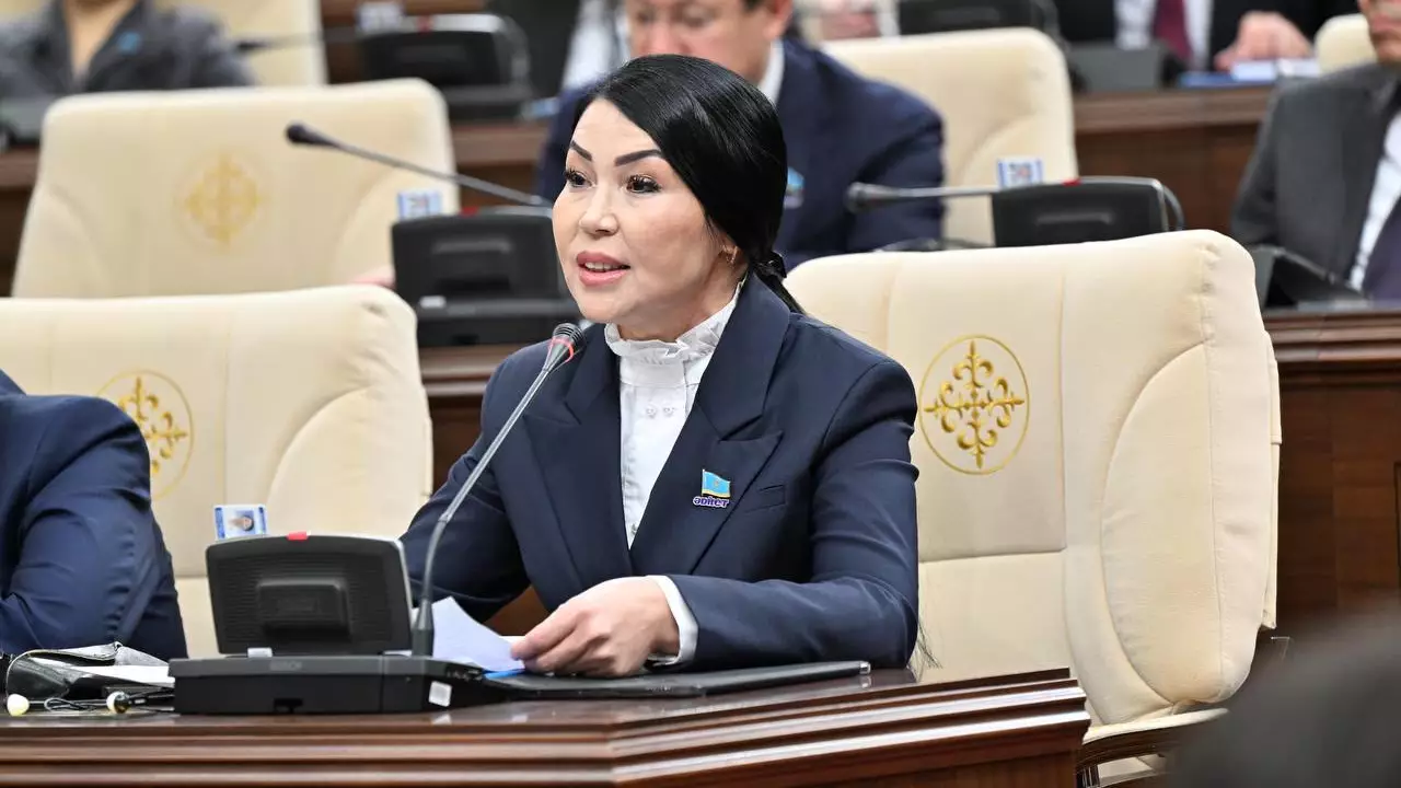 «Жалақысын реттеу қажет»: Депутат Айнагүл Балташева Оқу-ағарту министріне сауал жолдады (ВИДЕО)