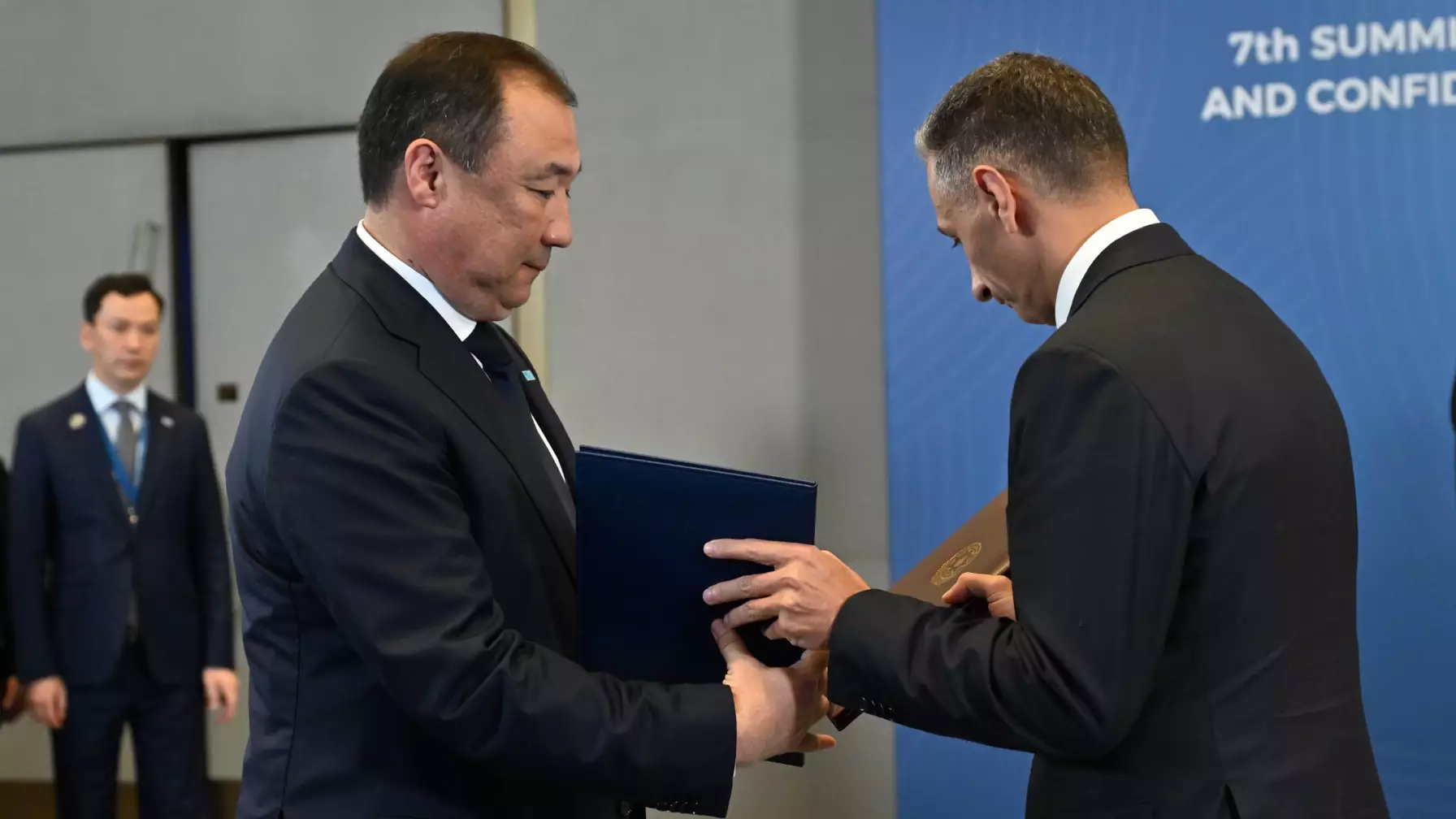 Мемлекеттер басшыларының қатысуымен Қазақстан мен Әзербайжан Үкіметтері арасында қол қойылған Транскаспий халықаралық көлік дәлізін дамыту жөніндегі ынтымақтастық туралы келісімді алмасу рәсімі өтті