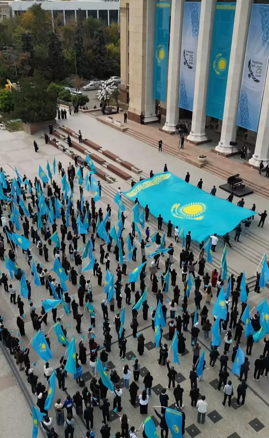 Алматыда Республика күніне орай мың жас флешмобқа қатысты