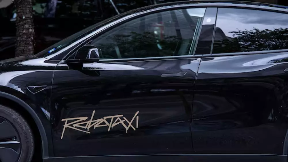 Tesla планирует начать продажи своего роботакси до конца года, несмотря на федеральное расследование