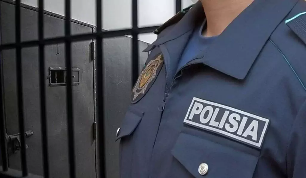 Таран патрульного авто, спецназ и мефедрон: в Шымкенте с поличным задержали полицейского