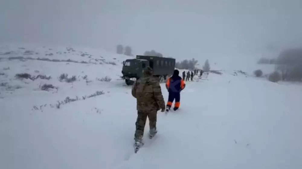 Снегопад на востоке Казахстана: спасатели эвакуировали семерых человек
