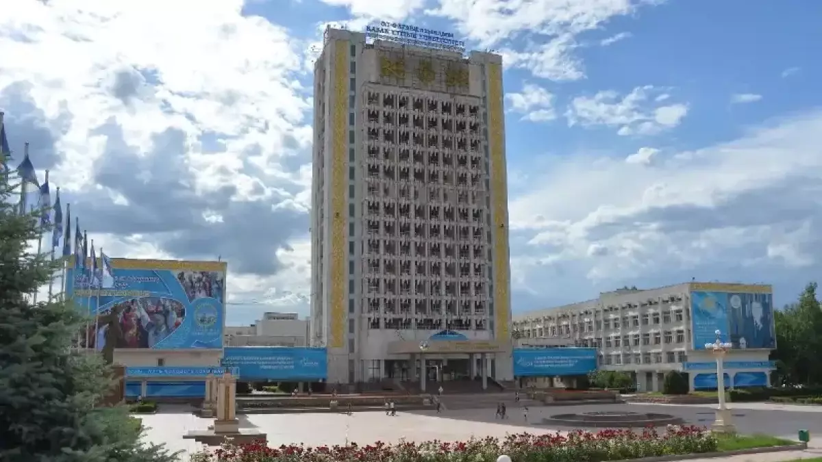 ҚазҰУ оқытушысы сабақ үстінде жұмыстан шығарылған (ВИДЕО)