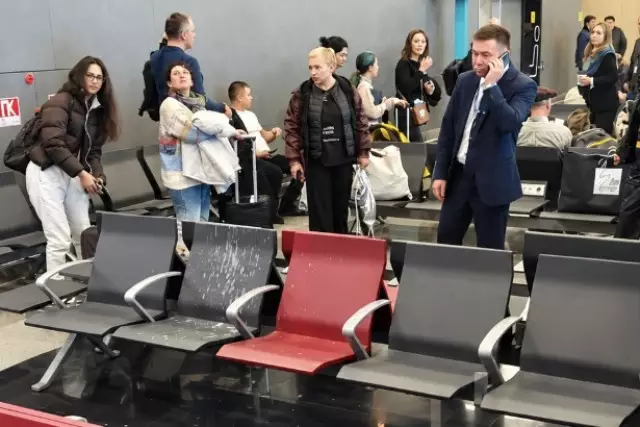 Алматы әуежайында шу шықты: төбеден ақ сұйықтық тамшылаған