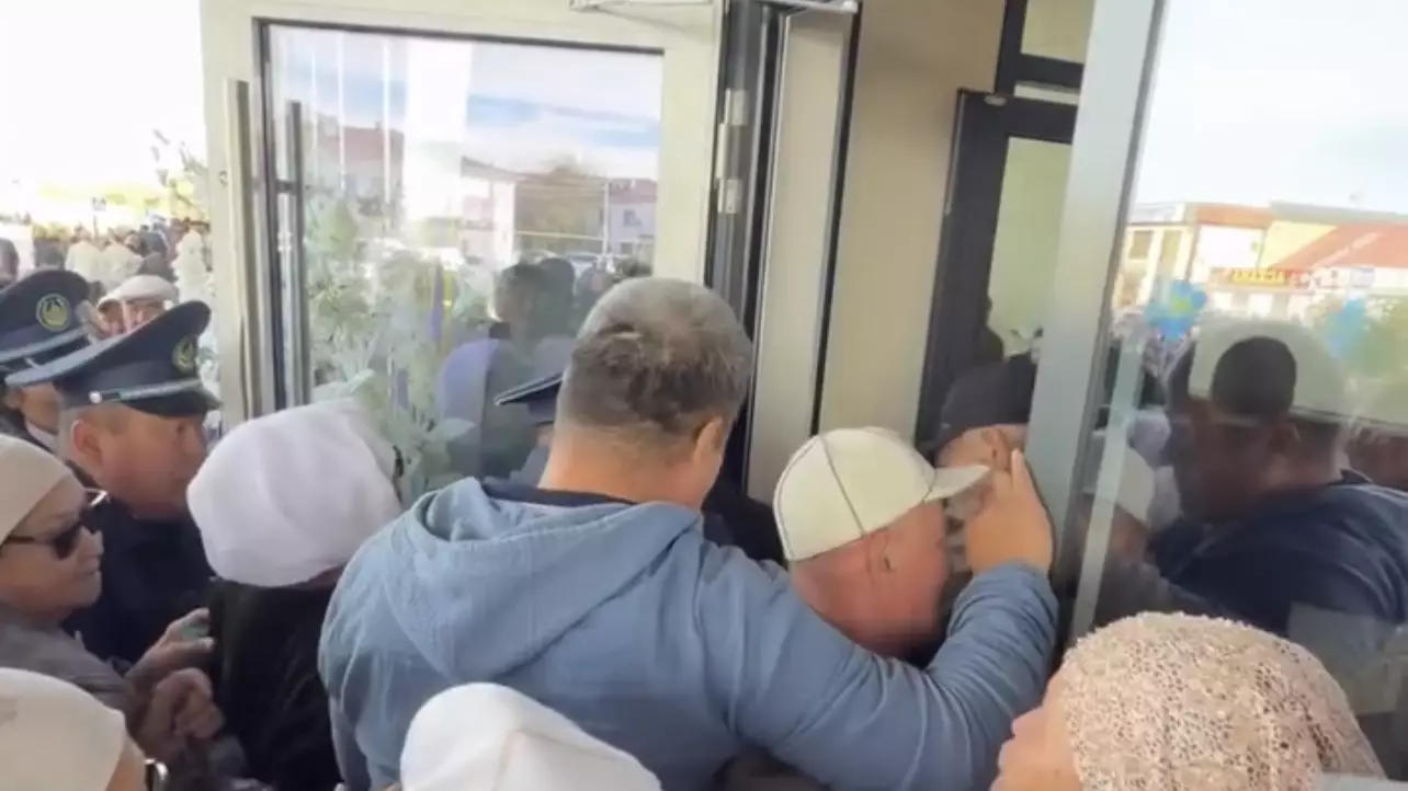 Жабайылық: Ақтауда теміржол вокзалының ашылуында адамдар бір-бірін таптаған
