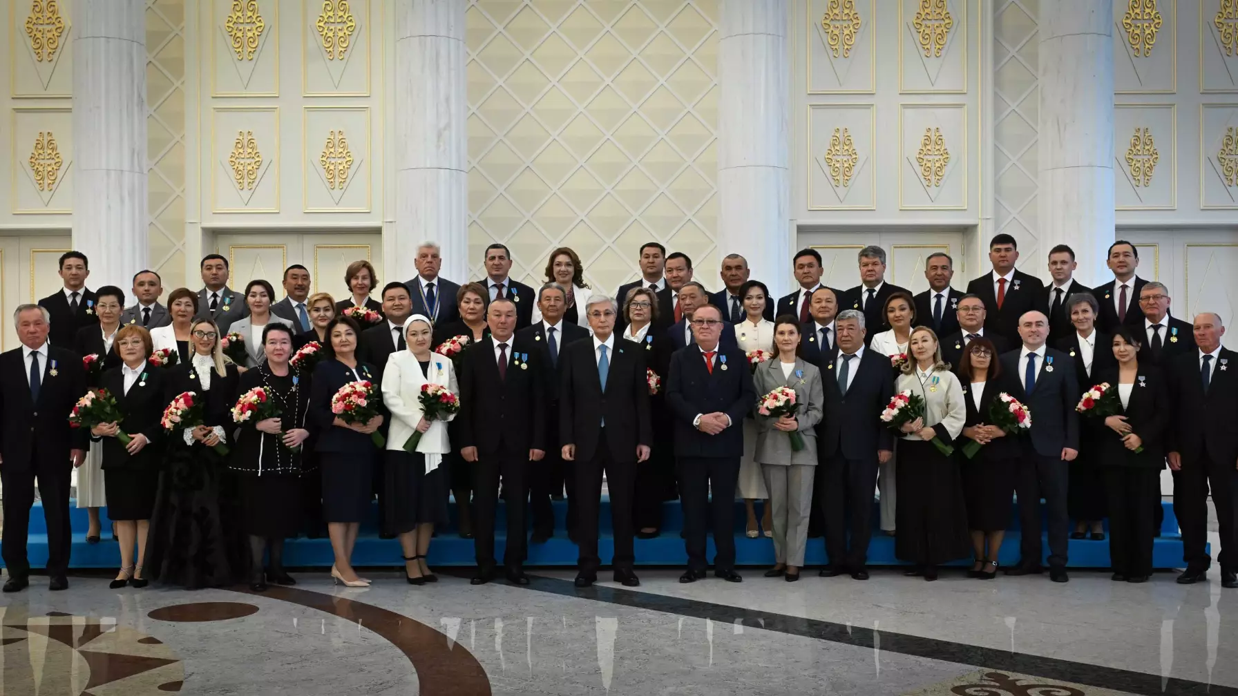 Механизаторлар, мұғалімдер, дәрігерлер мен кәсіпкерлер: Президент екі мыңнан астам азаматтың еңбегін бағалады