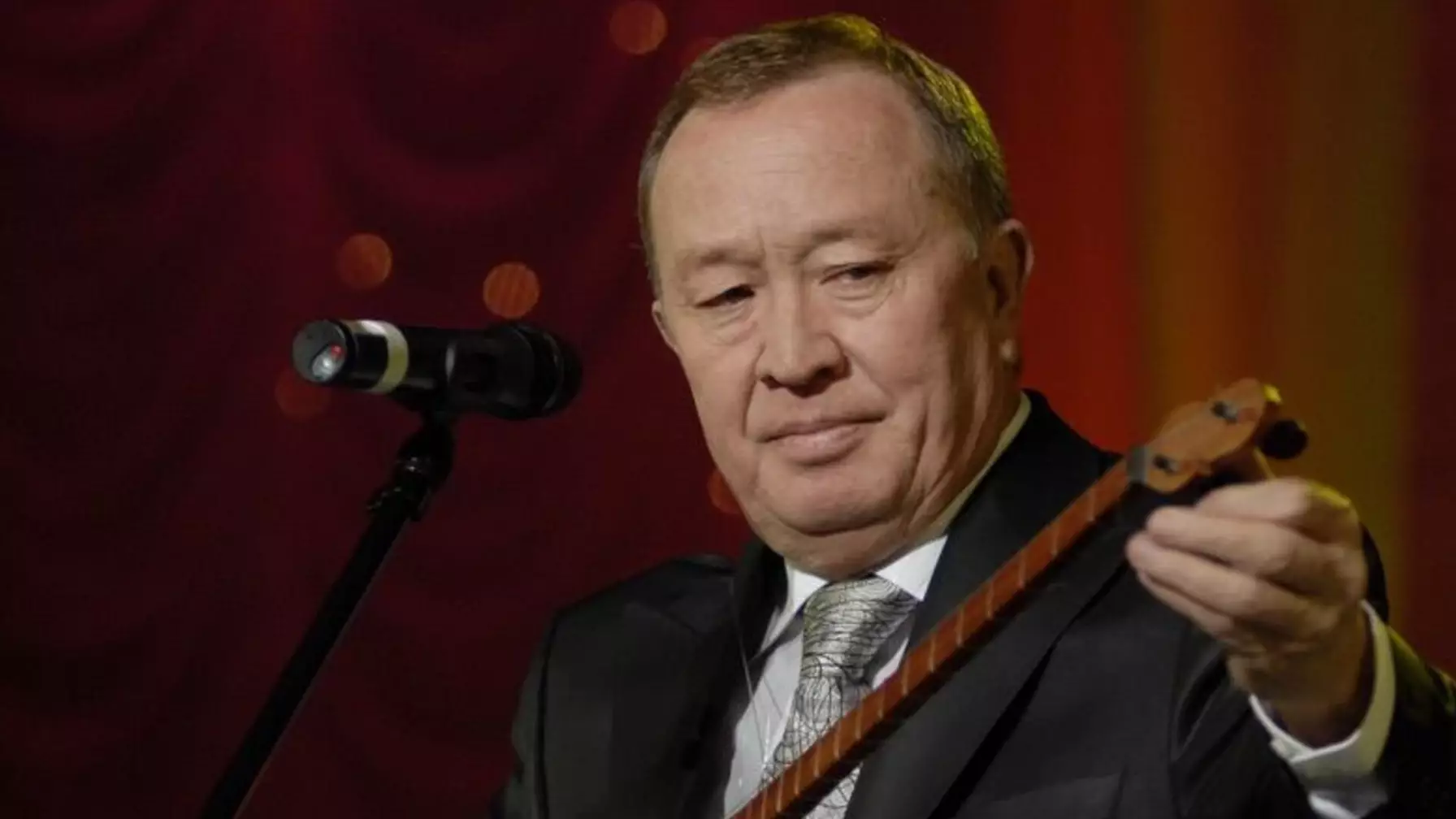 «Өзімнен кейінгі әріптестеріме, інілеріме айтарым бар…»: Алтынбек Қоразбаев марапат алған соң сұхбат берді (ВИДЕО)