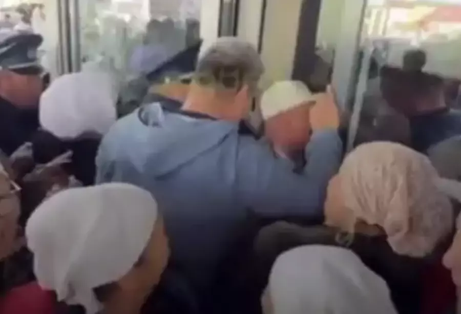 Қалың нөпір: Маңғыстауда жаңа вокзалдың ашылу рәсімі видеоға түсіп қалды