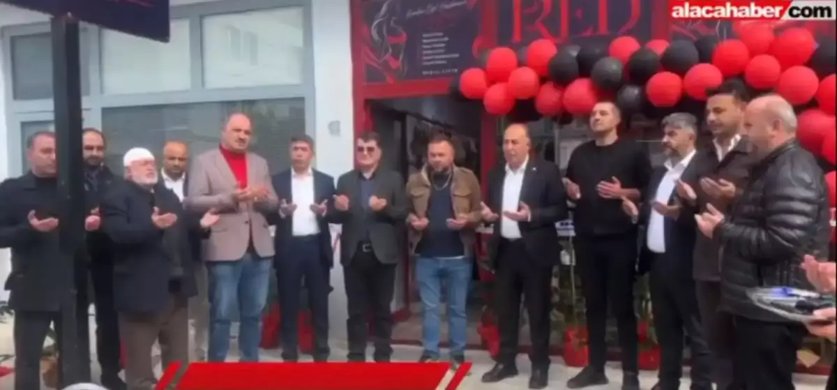Түркияда іш киім дүкені дұғамен ашылып, қызу талқыға түсті