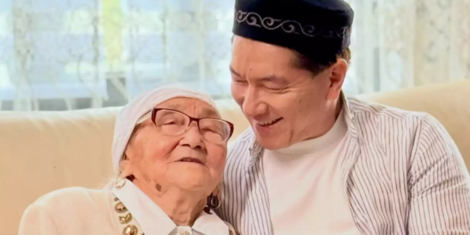 "Өлді" деп жылама, "өлем-ау" деп жыла": Сәкен Майғазиев анасын еске алды
