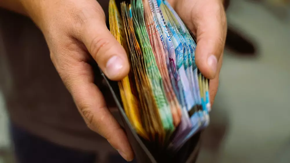 Сколько казахстанцев получают больше 1,5 миллиона теңге