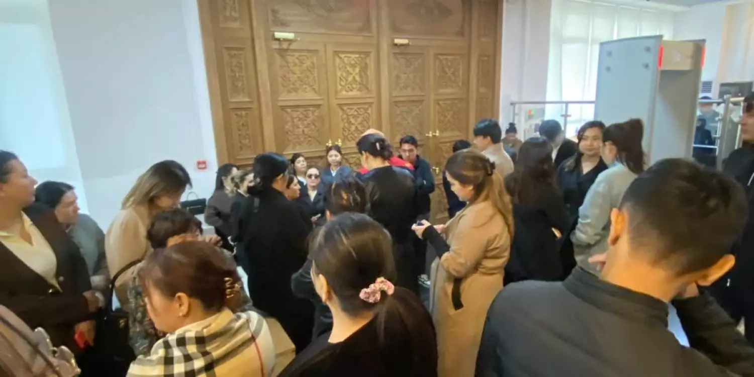 Мамырдан бері жалақы алмаған: Маңғыстауда мұғалімдер әкімдік алдына жиналды