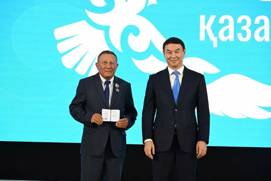 Дархан Сатыбалды Республика күніне орай Мемлекет басшысының атынан алматылықтарға мемлекеттік наградалар табыстады