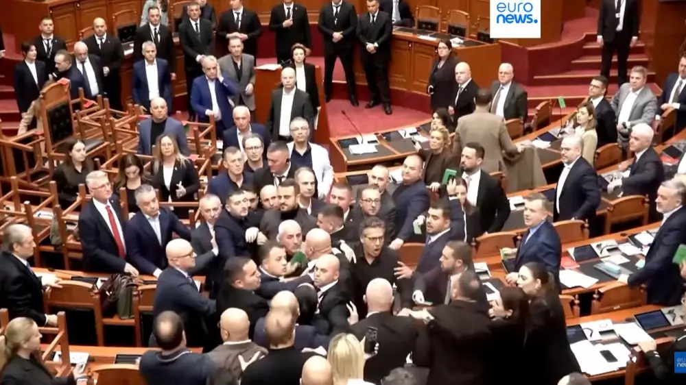 Парламент Албании погрузился в хаос на фоне массовых беспорядков в столице