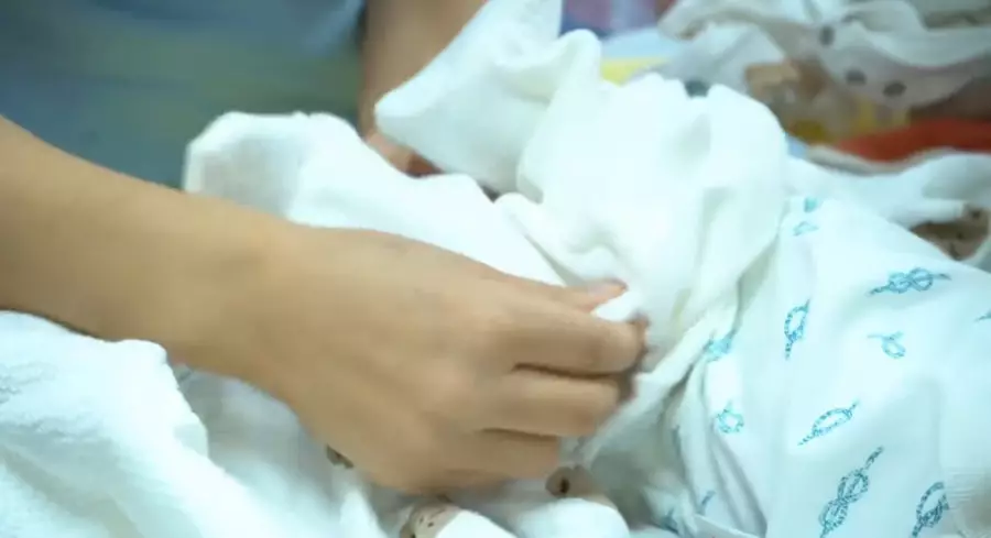     Салмағы небәрі 840 грамм болған: Шымкентте шала туған сәби үйіне шығарылды