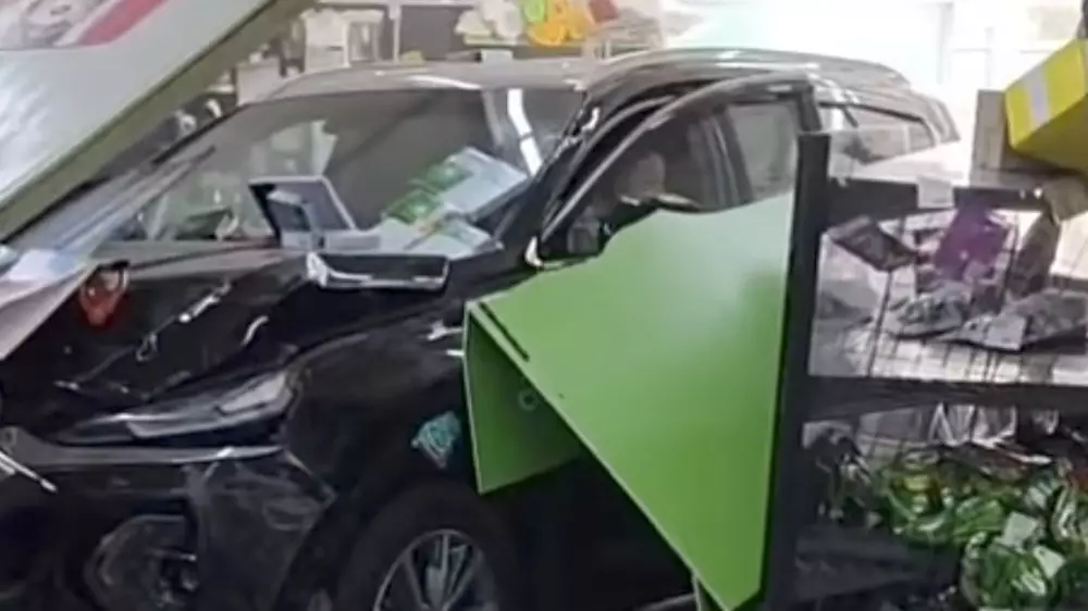 В Боралдае автомобиль влетел в магазин и устроил погром: видео