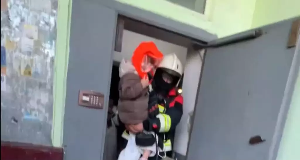 В Караганде при пожаре в девятиэтажке спасли пятерых детей