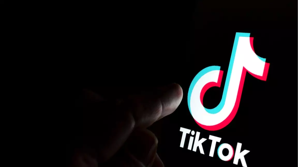  "Қызын TikTok-та балағаттаған". Атырауда қызын теріс тәрбиелеп жатқан әйел жауапқа тартылды