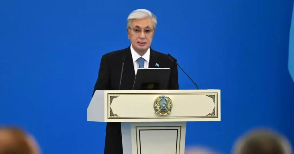 «Көк байрағымыз әрдайым биікте желбіресін!»: Президент қазақстандықтарды Республика күнімен құттықтады