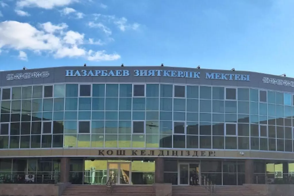 Переписка учителя НИШ со школьницей в Атырау: появились новые заявления