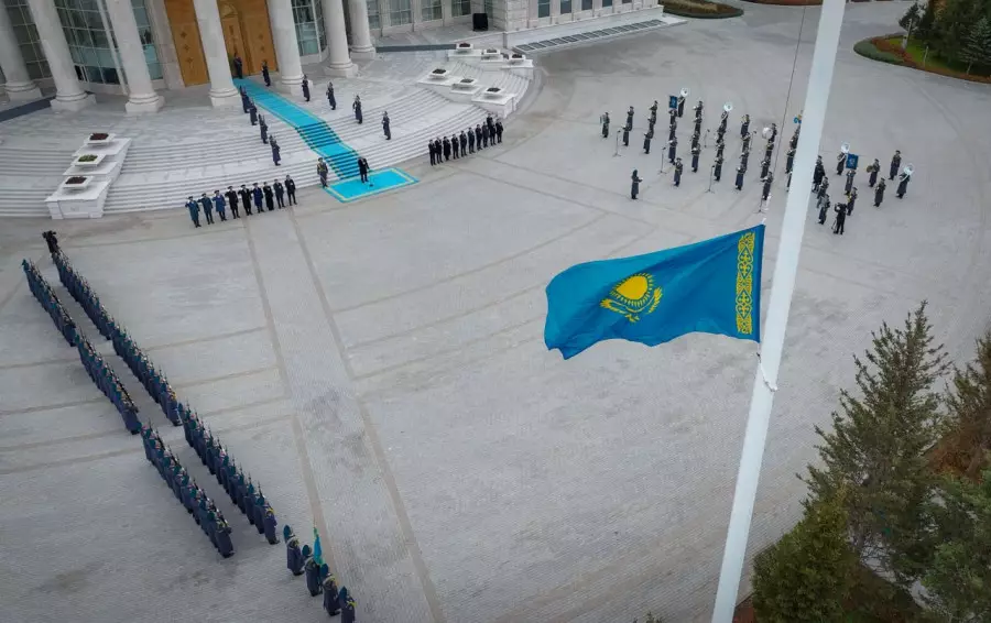 Тоқаев Астанада Мемлекеттік ту көтеру рәсіміне қатысты