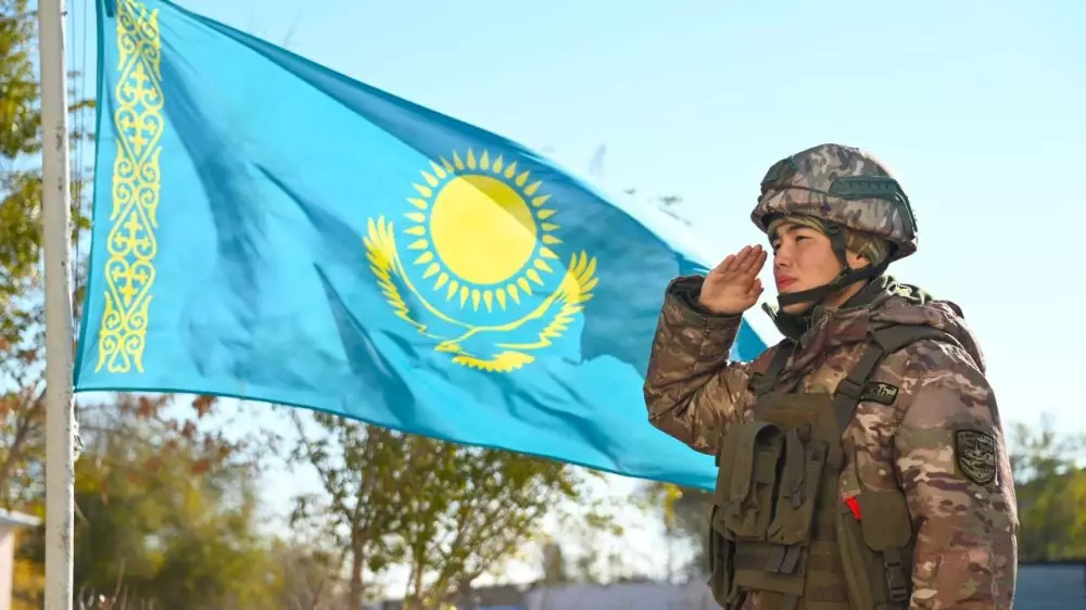 В День Республики военнослужащие Казахстана подняли Государственный флаг
