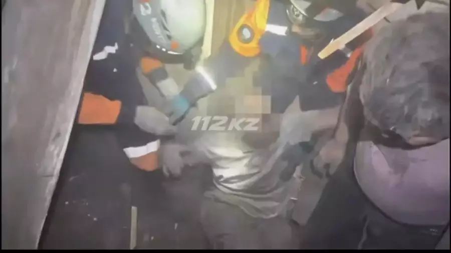 Семейде үйдің төбесі опырылып, ер адам үйінді астында қалды