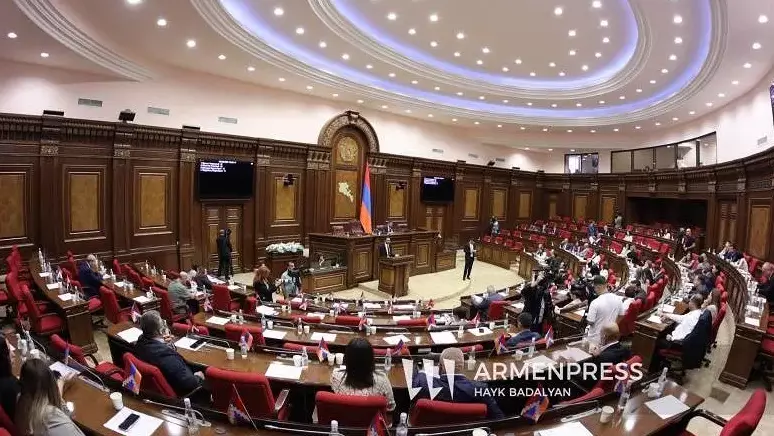 Армения парламентіндегі отырыс спикер мен депутат арасындағы жанжалдан басталды (ВИДЕО)