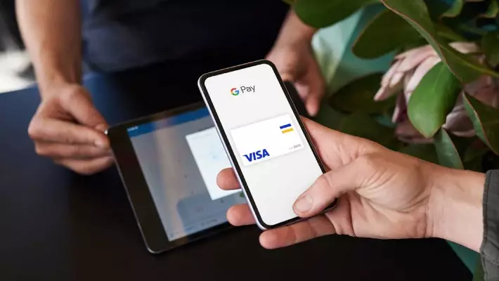 В Узбекистане начали подключать банковские карты к Apple Pay и Google Pay