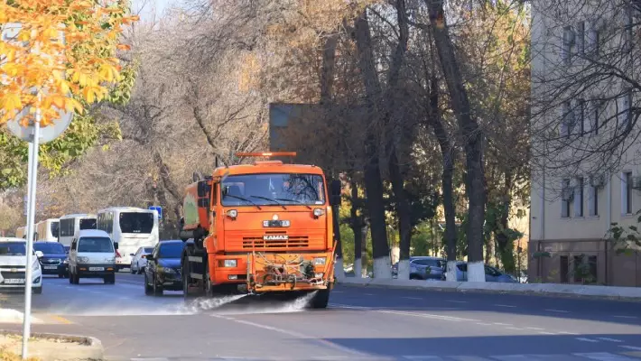 В Ташкенте усилили полив улиц для борьбы с пылью