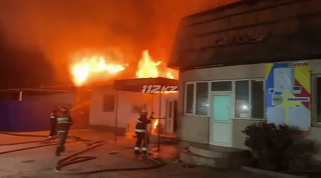 Два магазина загорелись ночью в Алматинской области