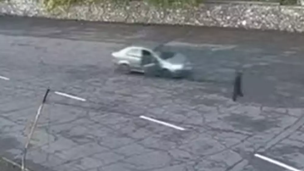 Пьяная пассажирка в ВКО разбила автомобиль таксиста, пока его не было