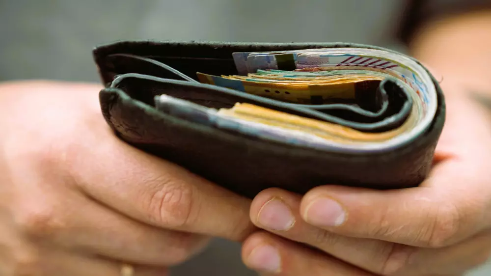 Жәрдемақыдан зейнетақы жарнасына дейін: жаңа ең төменгі жалақы неге әсер етеді?