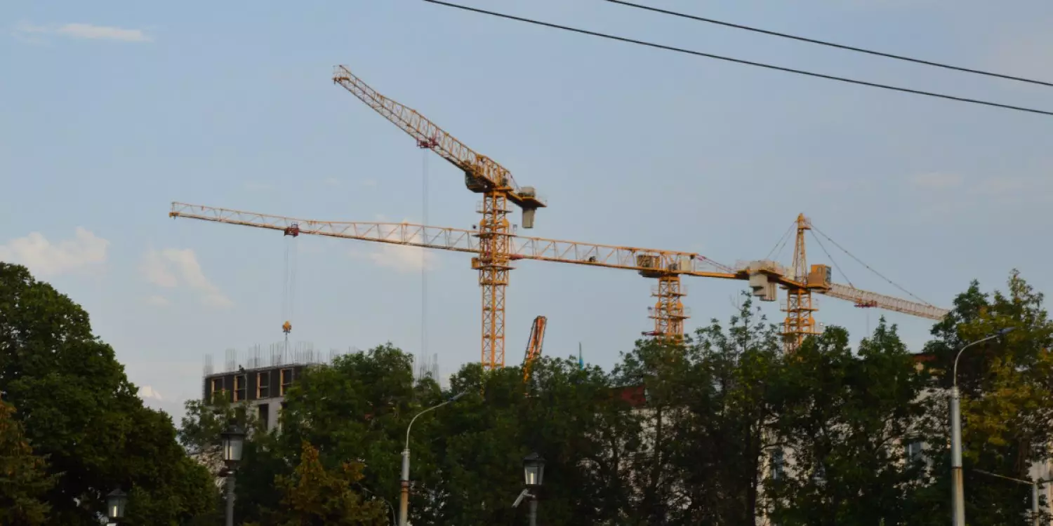Айбар Олжаев Тоқаевтың Жолдауындағы құрылыс бастамасының экономикаға әсерін түсіндірді