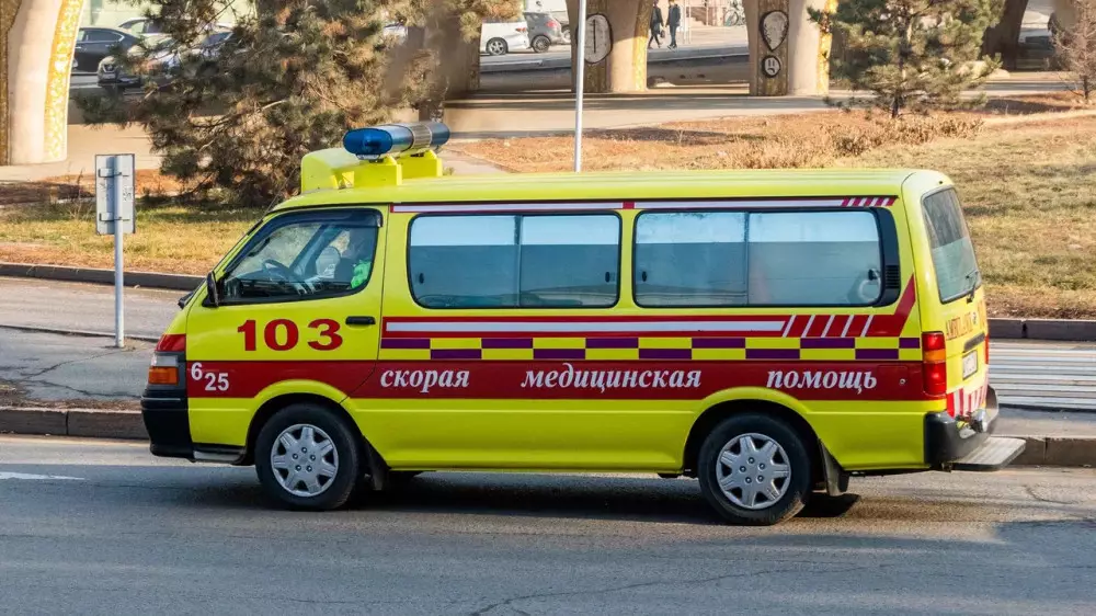 Маршрутный автобус в Астане сбил пешехода, четыре человека госпитализированы