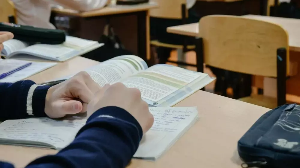 В Казахстане пришлось перепечатать школьные учебники из-за “сказочных персонажей“