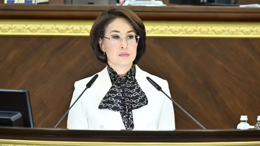 Каким медикам планируют повысить зарплату с 2027 года, рассказала Альназарова
