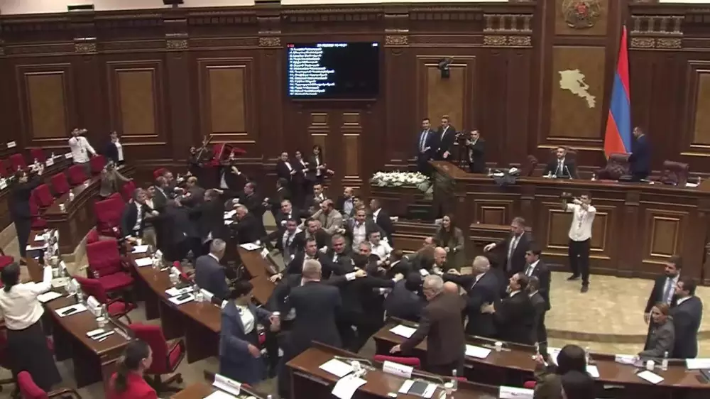 Армения парламентінде Пашинян партиясы мен оппозиция депутаттары төбелесіп қалды