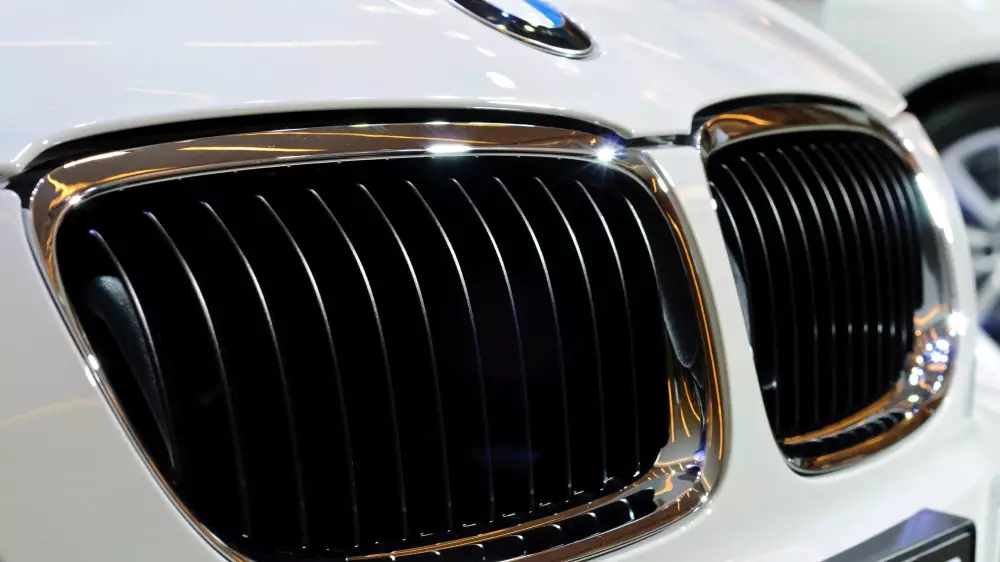 В BMW платят зарплату за… нюханье машин: как работает тайная команда “нюхачей“