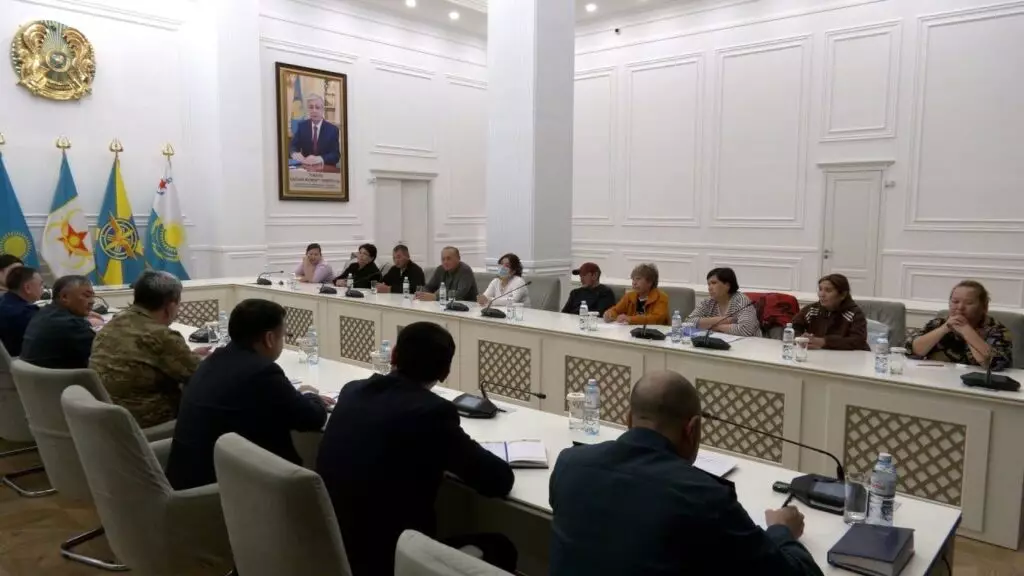 Әскерде қаза болған сарбаздар ата-аналары Қорғаныс министрімен кездесті