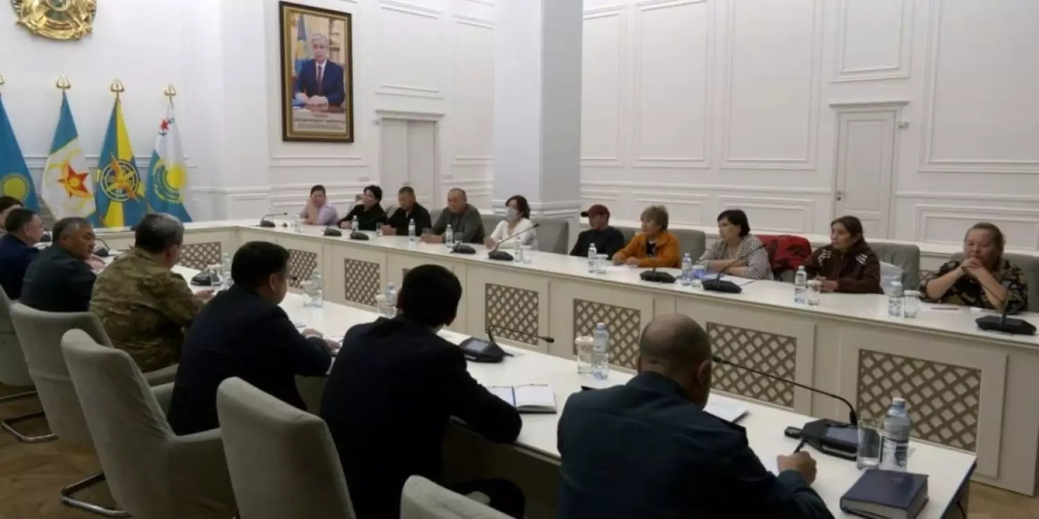 Қазақстанның Қорғаныс министрі қаза тапқан және зардап шеккен сарбаздардың туыстарымен кездесті