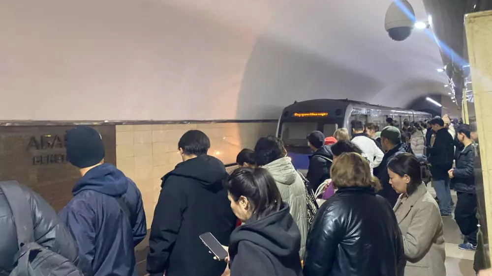 “Доехать нераздавленным“. Почему метро в Алматы не справляется с потоком пассажиров и как это исправить