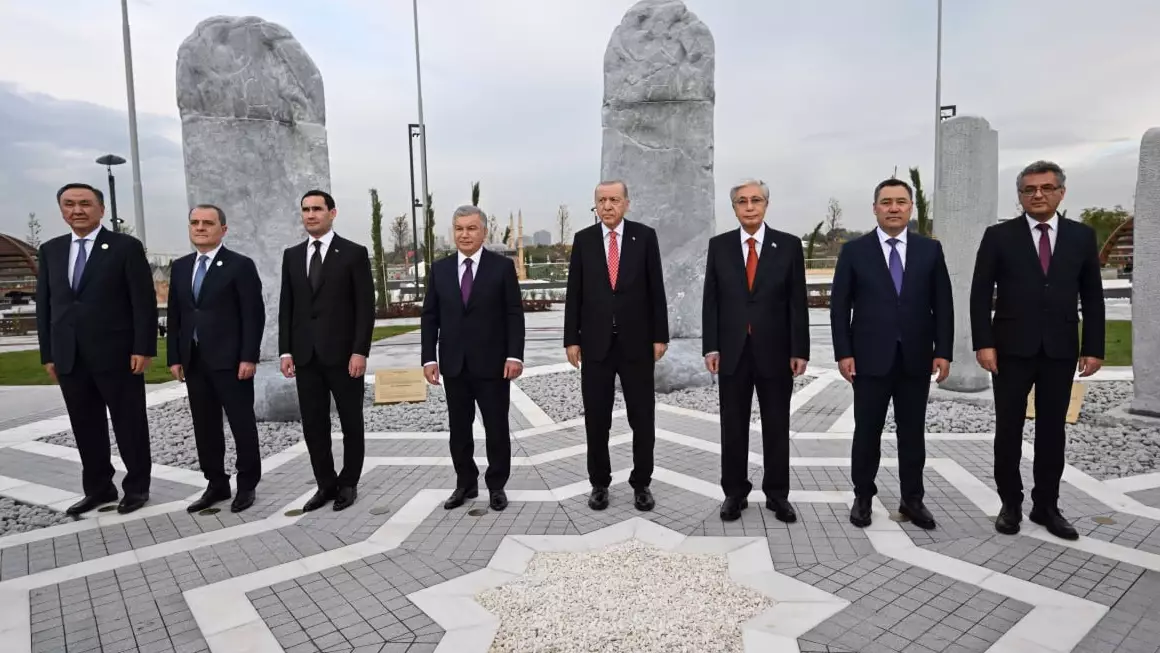Анкарадағы тарихи сәт: Тоқаев түркі елдерінің басшыларымен бірге Түркі әлемі аллеясын ашты (ВИДЕО)