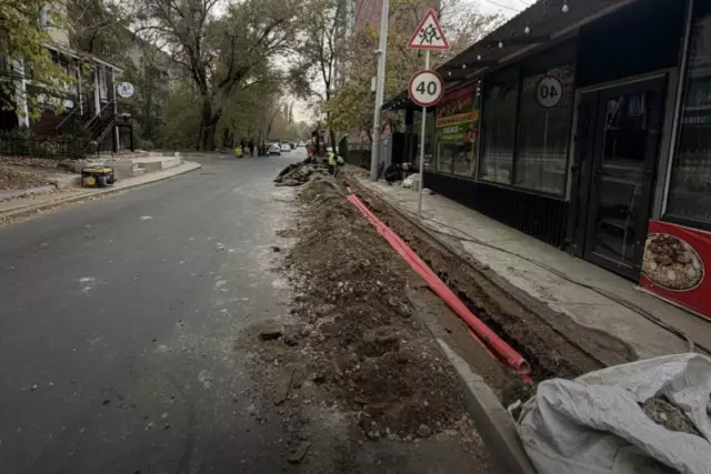 1 ай да болмаған: Алматыда жаңа тротуар қайта бұзылып жатыр