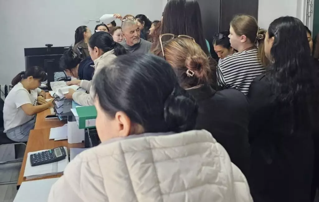 В Актау учителя второй месяц не могут добиться правильного расчёта зарплаты